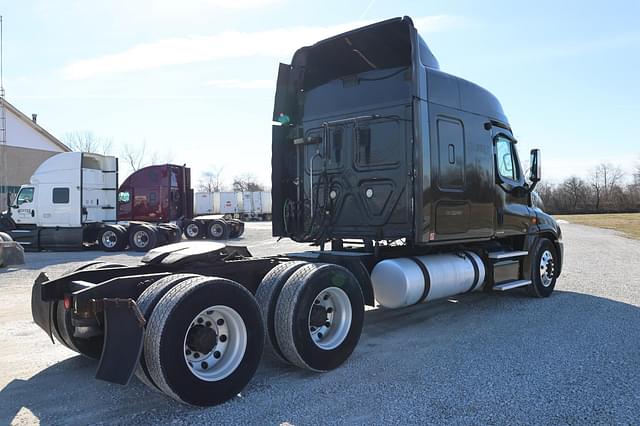 Image of Freightliner Cascadia 125 equipment image 4