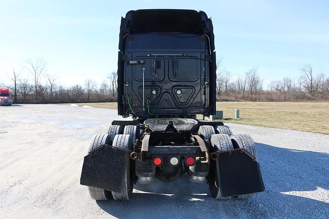 Image of Freightliner Cascadia 125 equipment image 3