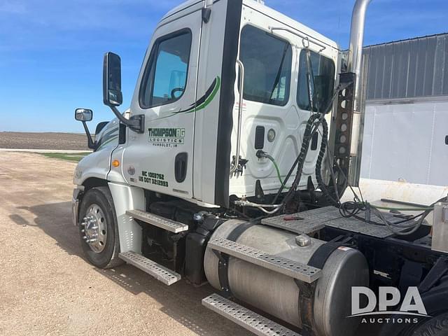 Image of Freightliner Cascadia 125 equipment image 2