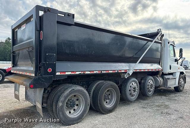 Image of Freightliner Cascadia 125 equipment image 4