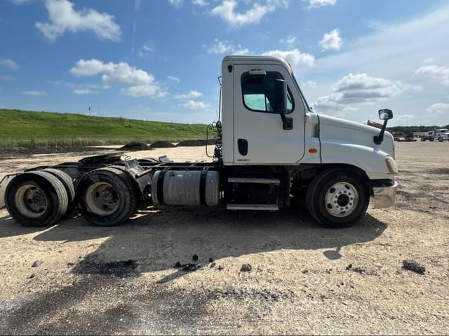 Image of Freightliner Cascadia 125 equipment image 3