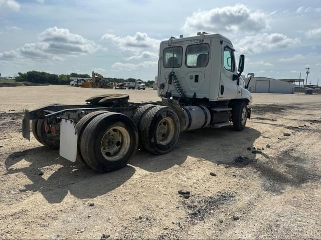 Image of Freightliner Cascadia 125 equipment image 4