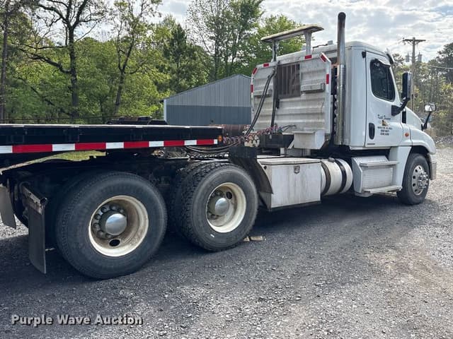 Image of Freightliner Cascadia 125 equipment image 4