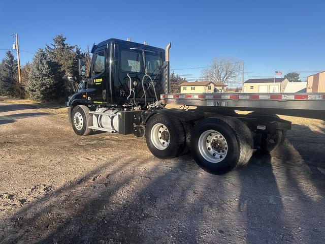 Image of Freightliner Cascadia 125 equipment image 2