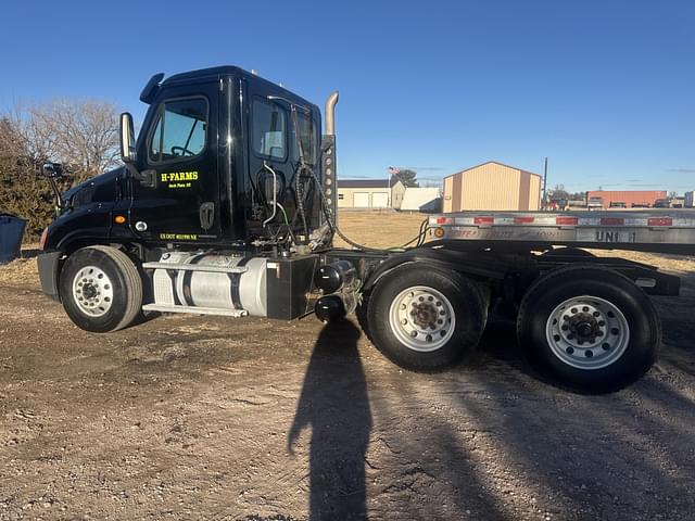 Image of Freightliner Cascadia 125 equipment image 4