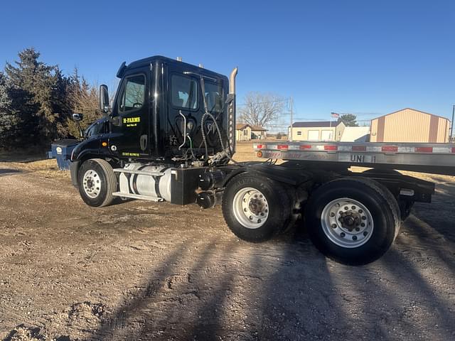 Image of Freightliner Cascadia 125 equipment image 3