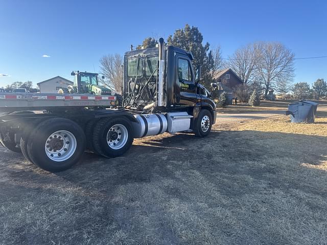 Image of Freightliner Cascadia 125 equipment image 1