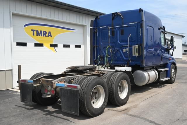 Image of Freightliner Cascadia 125 equipment image 2