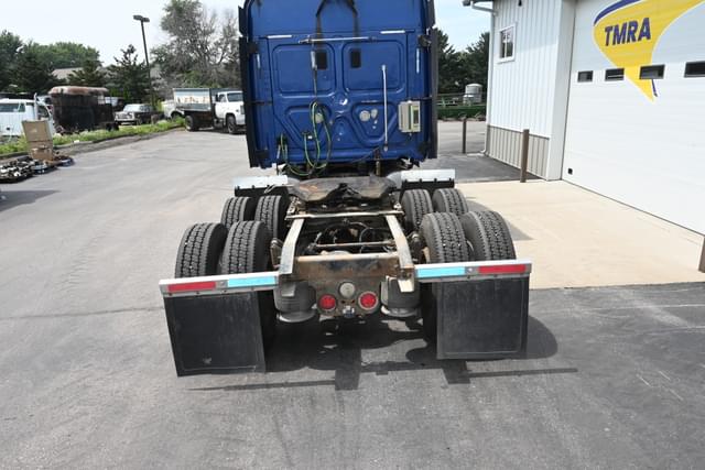 Image of Freightliner Cascadia 125 equipment image 4