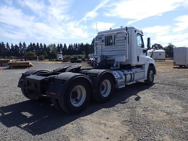Image of Freightliner Cascadia 125 equipment image 3