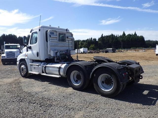 Image of Freightliner Cascadia 125 equipment image 4