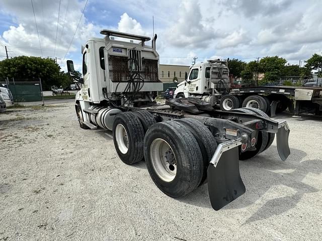 Image of Freightliner Cascadia 125 equipment image 4