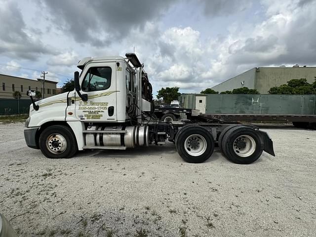 Image of Freightliner Cascadia 125 equipment image 3