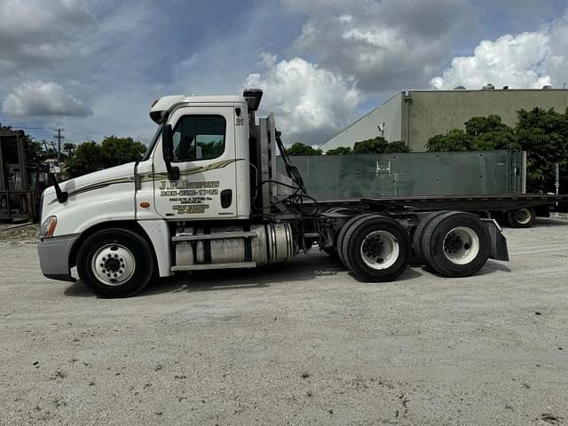 Image of Freightliner Cascadia 125 equipment image 3