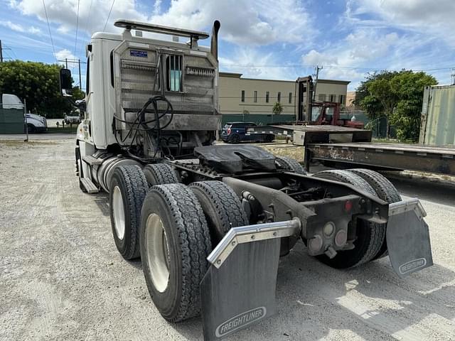 Image of Freightliner Cascadia 125 equipment image 4