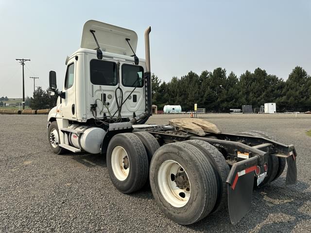 Image of Freightliner Cascadia 125 equipment image 4