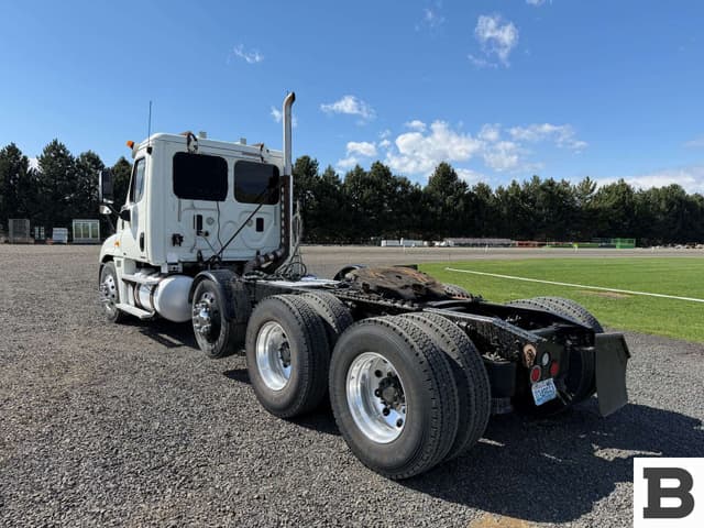 Image of Freightliner Cascadia 125 equipment image 2