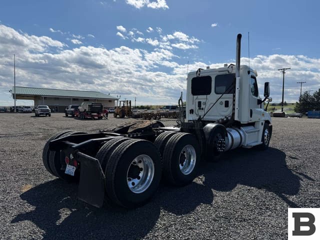 Image of Freightliner Cascadia 125 equipment image 4