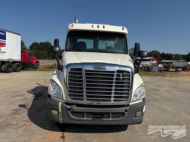 Image of Freightliner Cascadia 125 equipment image 2