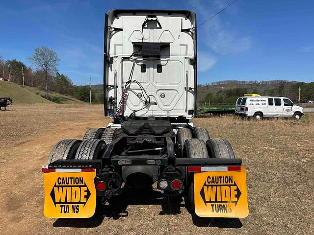 Image of Freightliner Cascadia 125 equipment image 4