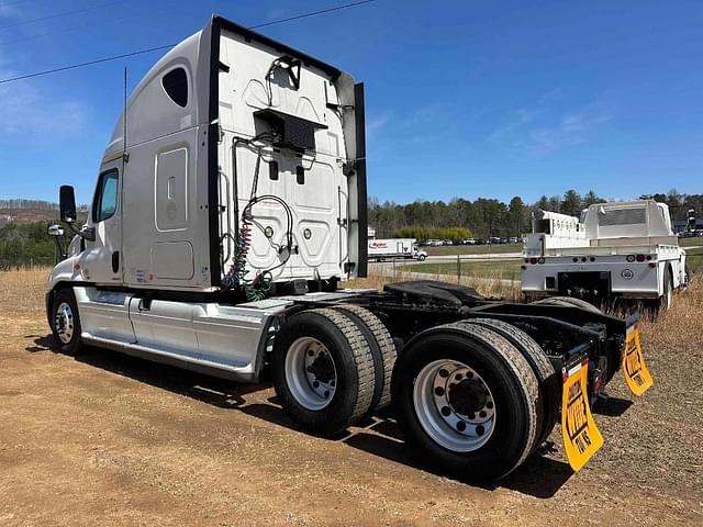 Image of Freightliner Cascadia 125 equipment image 3
