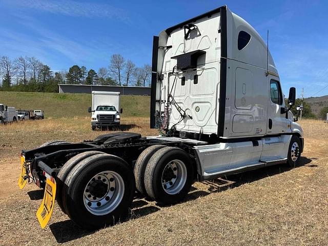 Image of Freightliner Cascadia 125 equipment image 2