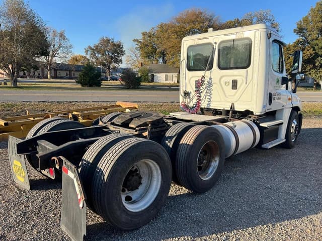 Image of Freightliner Cascadia equipment image 3