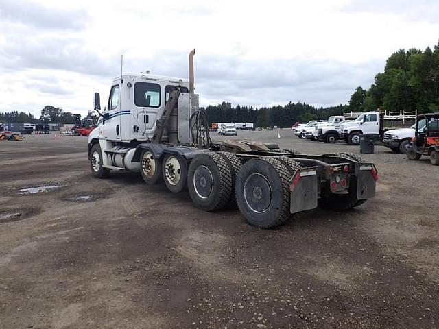Image of Freightliner Cascadia equipment image 4