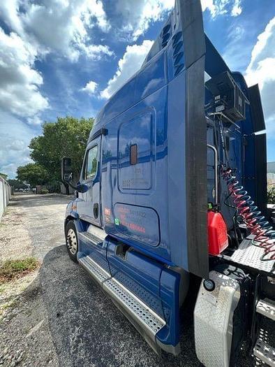 Image of Freightliner Cascadia equipment image 2