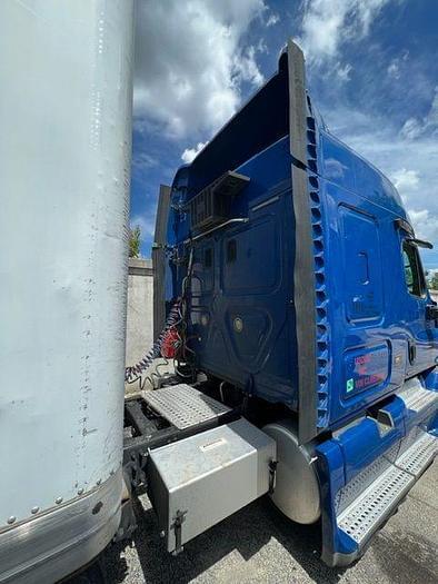 Image of Freightliner Cascadia equipment image 4