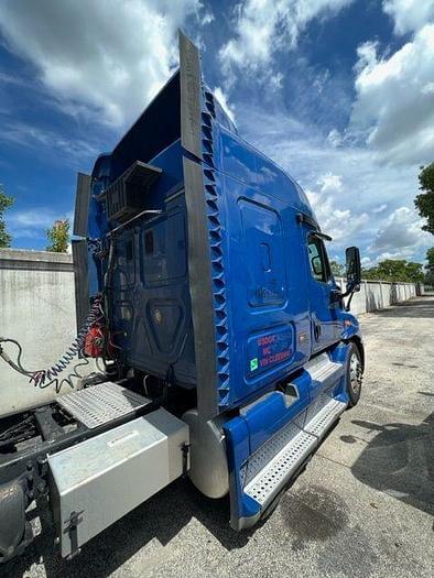 Image of Freightliner Cascadia equipment image 1