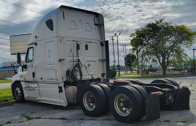 Image of Freightliner Cascadia equipment image 4