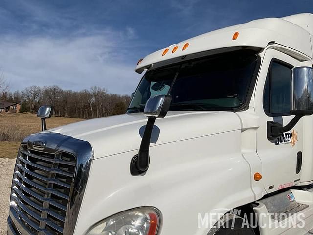 Image of Freightliner Cascadia equipment image 2