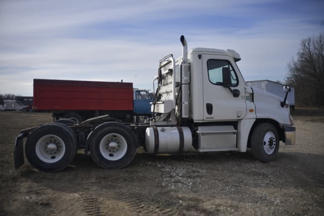 Image of Freightliner Cascadia equipment image 2