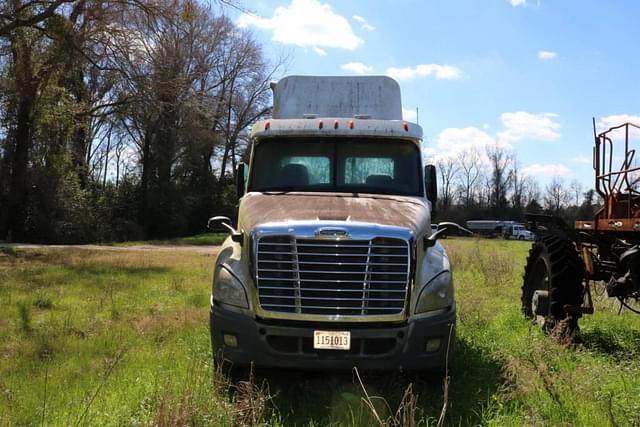 Image of Freightliner Cascadia equipment image 2