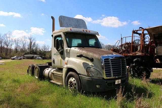 Image of Freightliner Cascadia equipment image 1