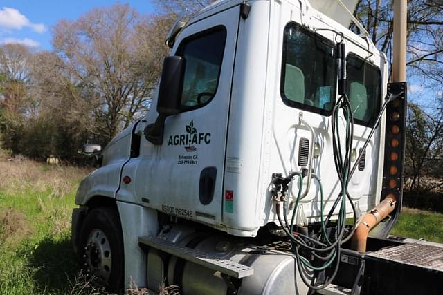 Image of Freightliner Cascadia equipment image 4
