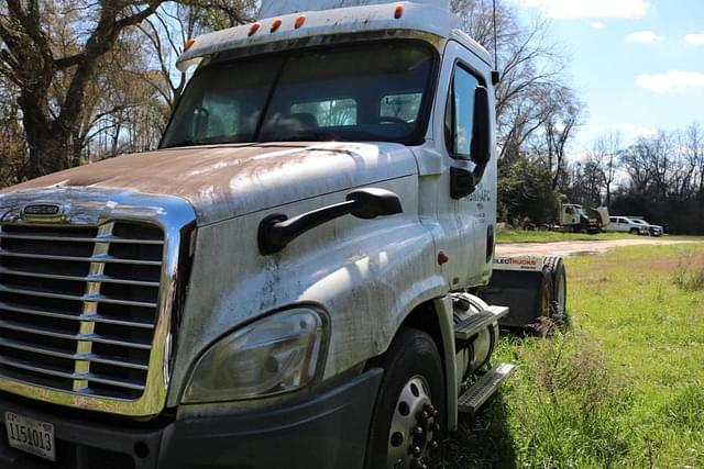 Image of Freightliner Cascadia equipment image 3