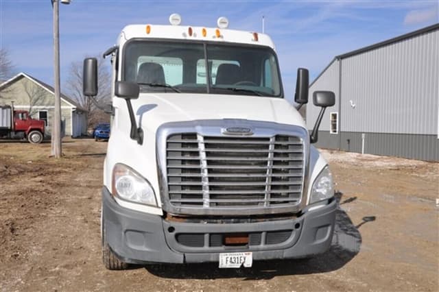 Image of Freightliner Cascadia equipment image 3