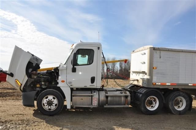 Image of Freightliner Cascadia equipment image 2