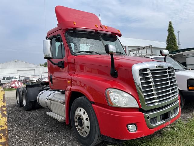Image of Freightliner Cascadia equipment image 2