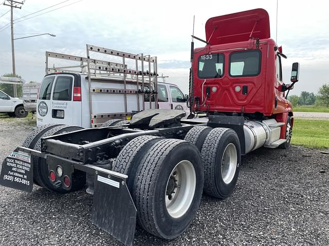 Image of Freightliner Cascadia equipment image 4