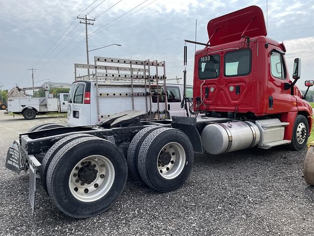 Image of Freightliner Cascadia equipment image 3
