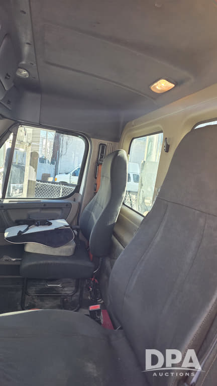 Image of Freightliner Cascadia equipment image 4