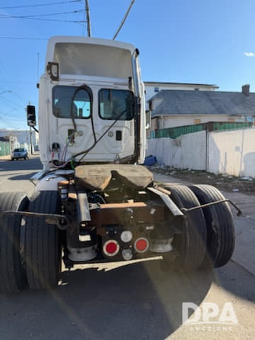 Image of Freightliner Cascadia equipment image 2