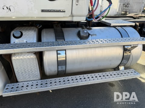 Image of Freightliner Cascadia equipment image 3