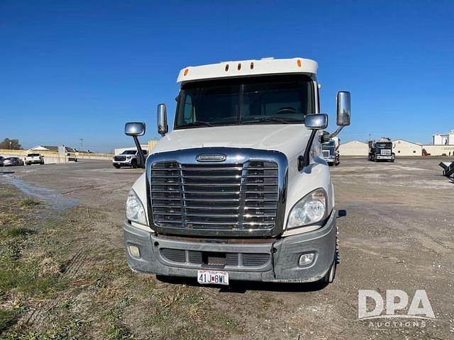 Image of Freightliner Cascadia equipment image 4