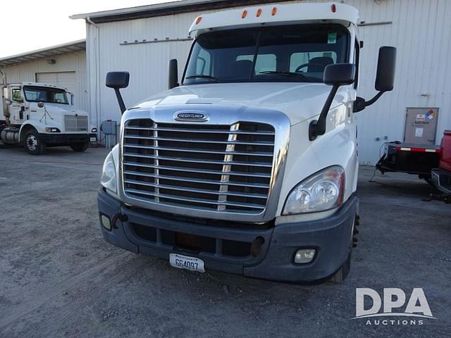 Image of Freightliner Cascadia equipment image 2