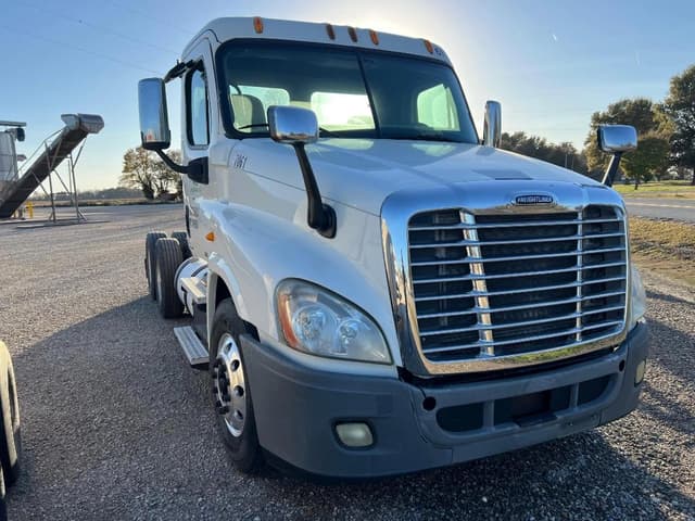 Image of Freightliner Cascadia equipment image 2
