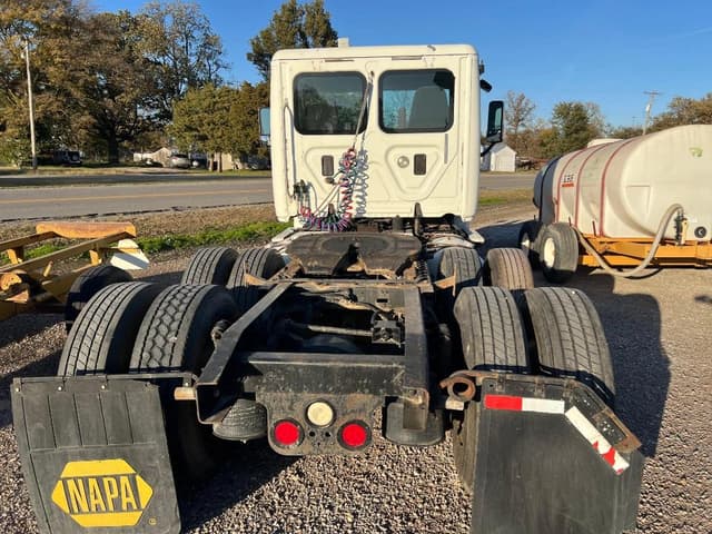 Image of Freightliner Cascadia equipment image 4